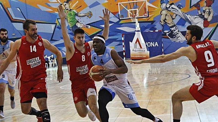 Ibitayo realiza una entrada a canasta ante tres oponentes del Girona en el partido de ida disputado en el Ángel Nieto.