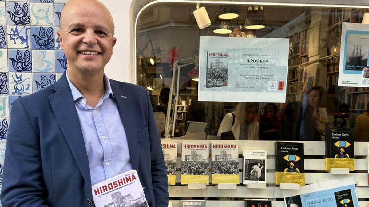 Agustín Rivera, el pasado viernes, delante de la librería Rafael Alberti de Madrid.