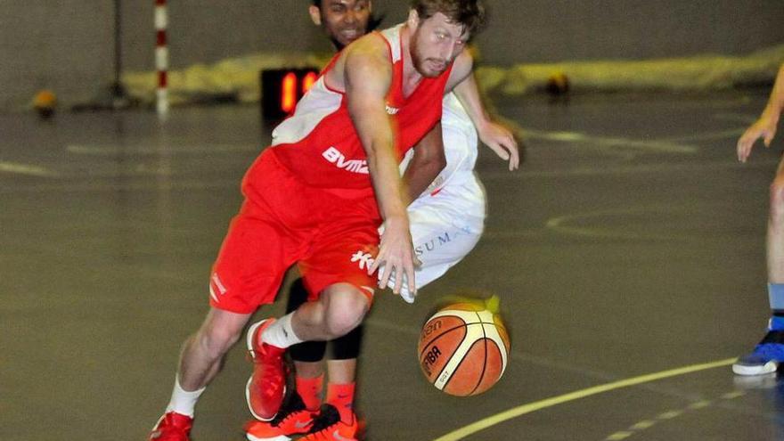 Pablo Bretón bota el balón ante José Soto en el duelo ante el Gijón Basket de la Copa Principado.