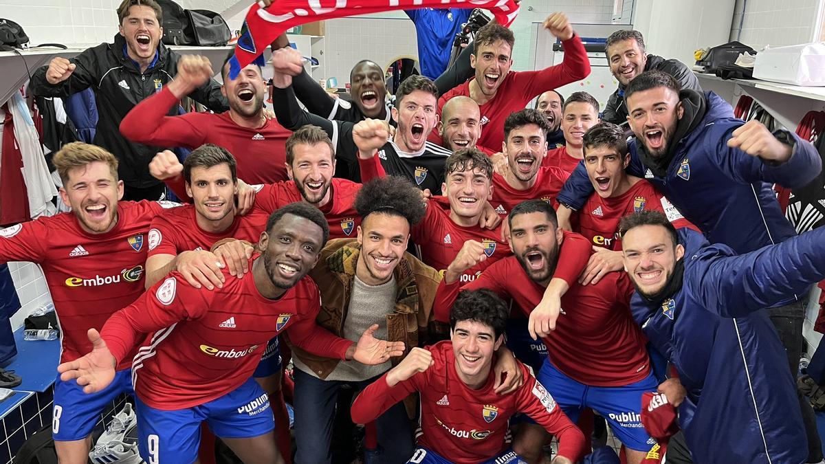 Los jugadores del Teruel celebran la victoria en el vestuario.