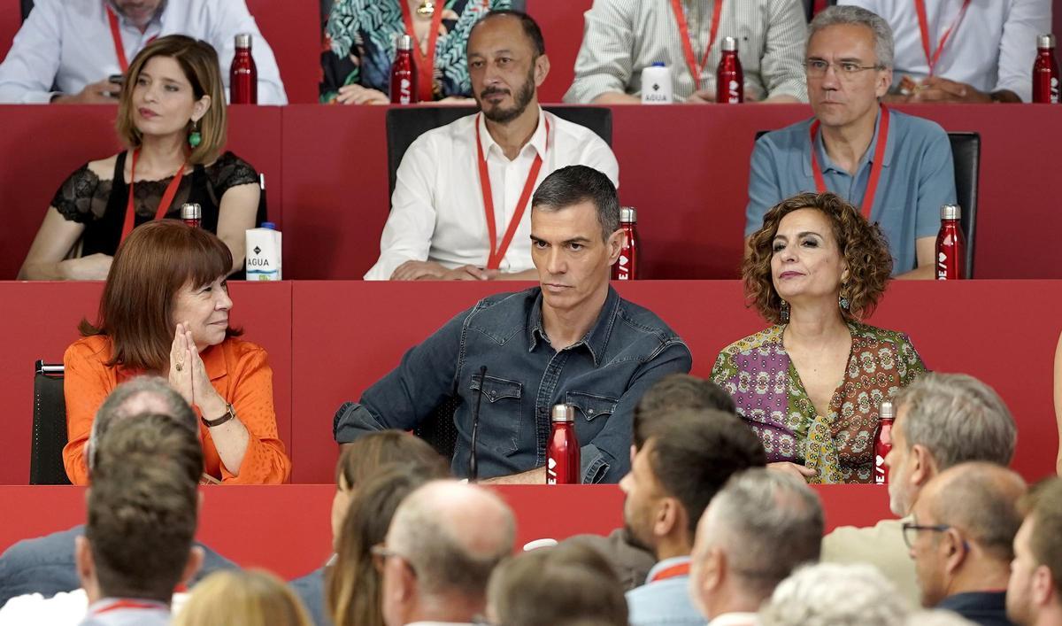 Pedro Sánchez, el sábado en la sede del PSOE junto a Cristina Narbona y María Jesús Montero.