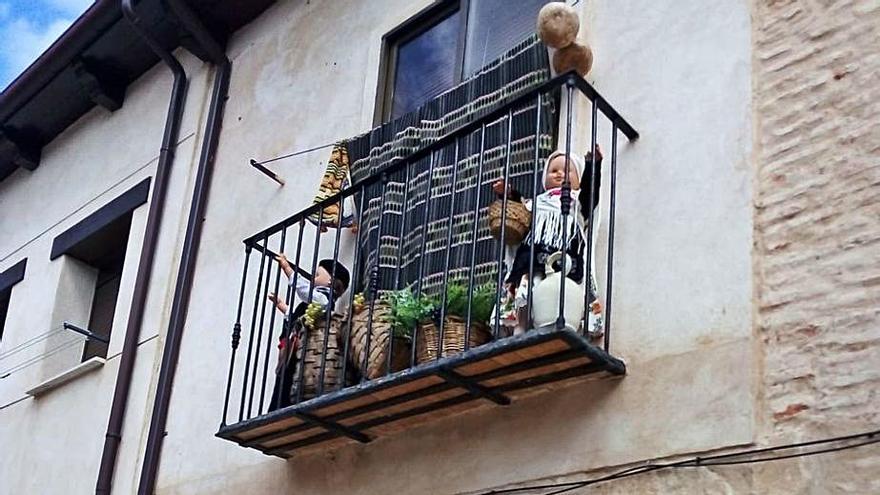 Balcón engalanado en Toro con motivos de vendimia. | M. J. C.