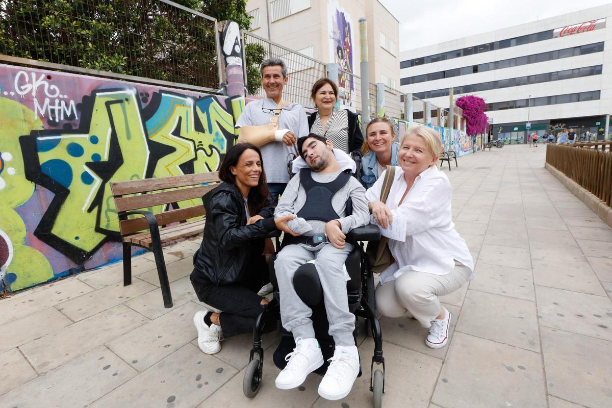 Lucas, rodeado por sus padres Curro y Susi (en el centro) y por las ATE y la tutora del aula Ueeco en la que está escolarizado. JUAN A. RIERA