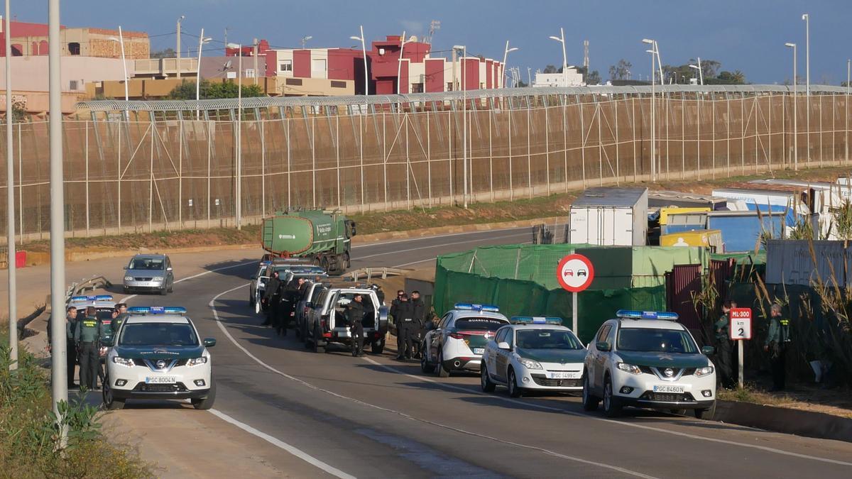 MELILLA, 08/03/2022.-Un fuerte despliegue de seguridad por parte de España y Marruecos en el perímetro fronterizo de Melilla ha frustrado este martes un nuevo intento de entrada irregular por parte de un millar de migrantes, 400 de los cuales ha conseguido llegar hasta la valla. Fuentes de la Delegación del Gobierno en esta ciudad autónoma han informado de que, sobre las 6:00 horas, el dispositivo antiintrusión de la Guardia Civil ha detectado la aproximación al vallado de un grupo formado por unas mil personas. EFE/Paqui Sánchez