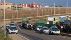 Un miler de persones intenten saltar de nou la tanca de Melilla
