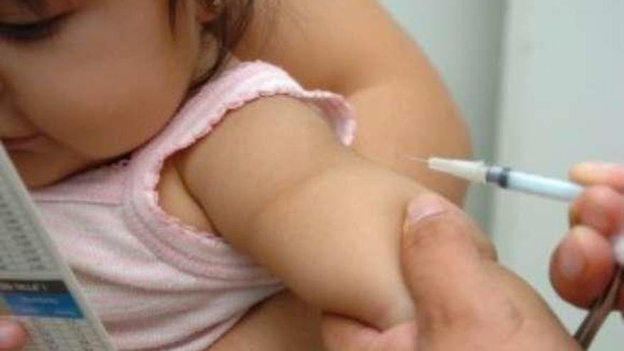 Una niña recibe una vacuna. // FdV