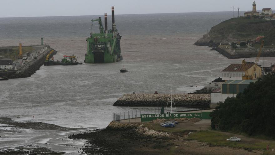 El Puerto se embarca en su mayor plan de I+D: descontaminar la arena que se drague