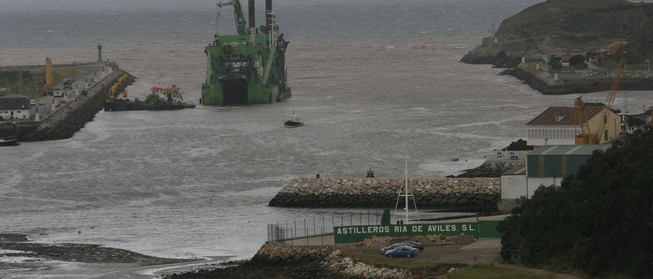 La draga Dartagnan en la bocana del puerto, en una imagen de archivo