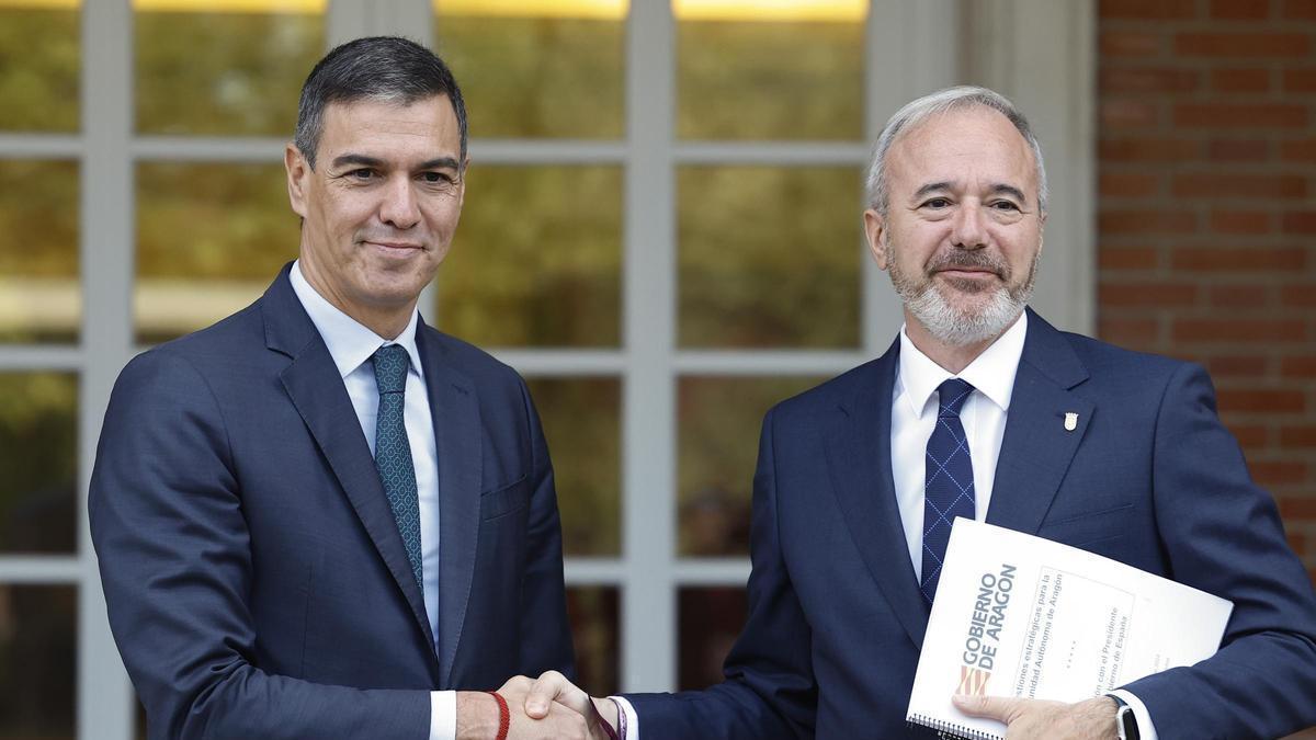 El presidente Pedro Sánchez, junto al jefe del Gobierno de Aragón, Jorge Azcón, antes del encuentro bilateral del pasado mes de octubre.