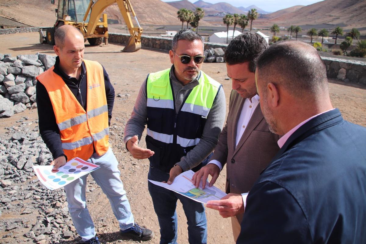 Imagen del alcalde de Yaiza, Óscar Noda, de visita en el solar donde se va a construir la pista muldeportiva.