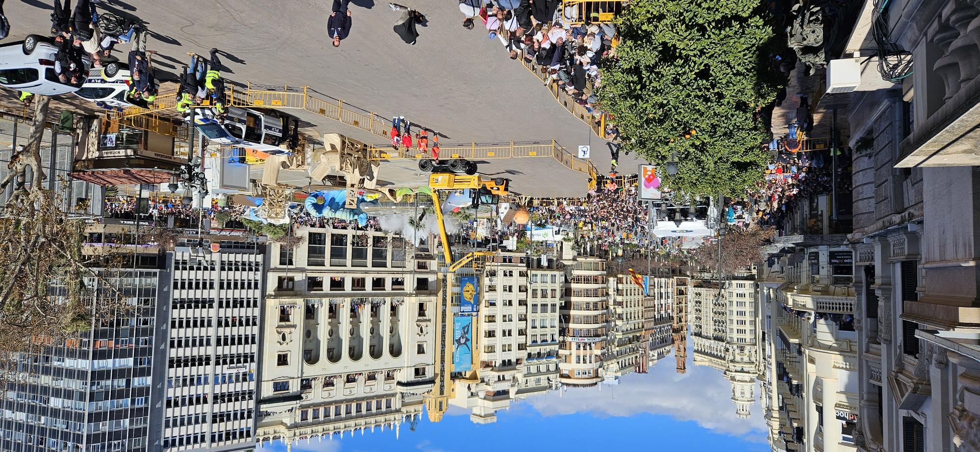 La falla se suma al paisaje de la plaza