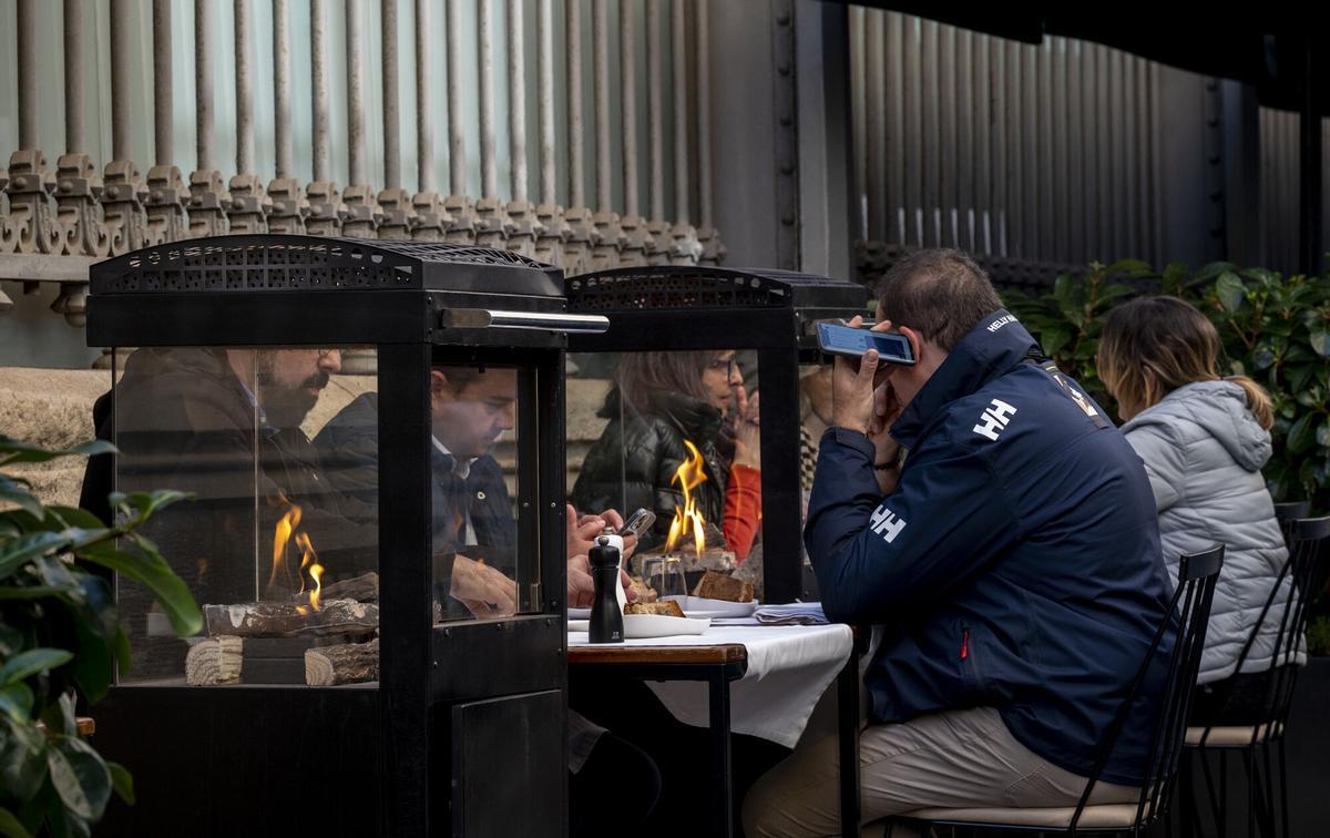 Des poêles à côté des tables devant un restaurant du Paseo del Mercat.