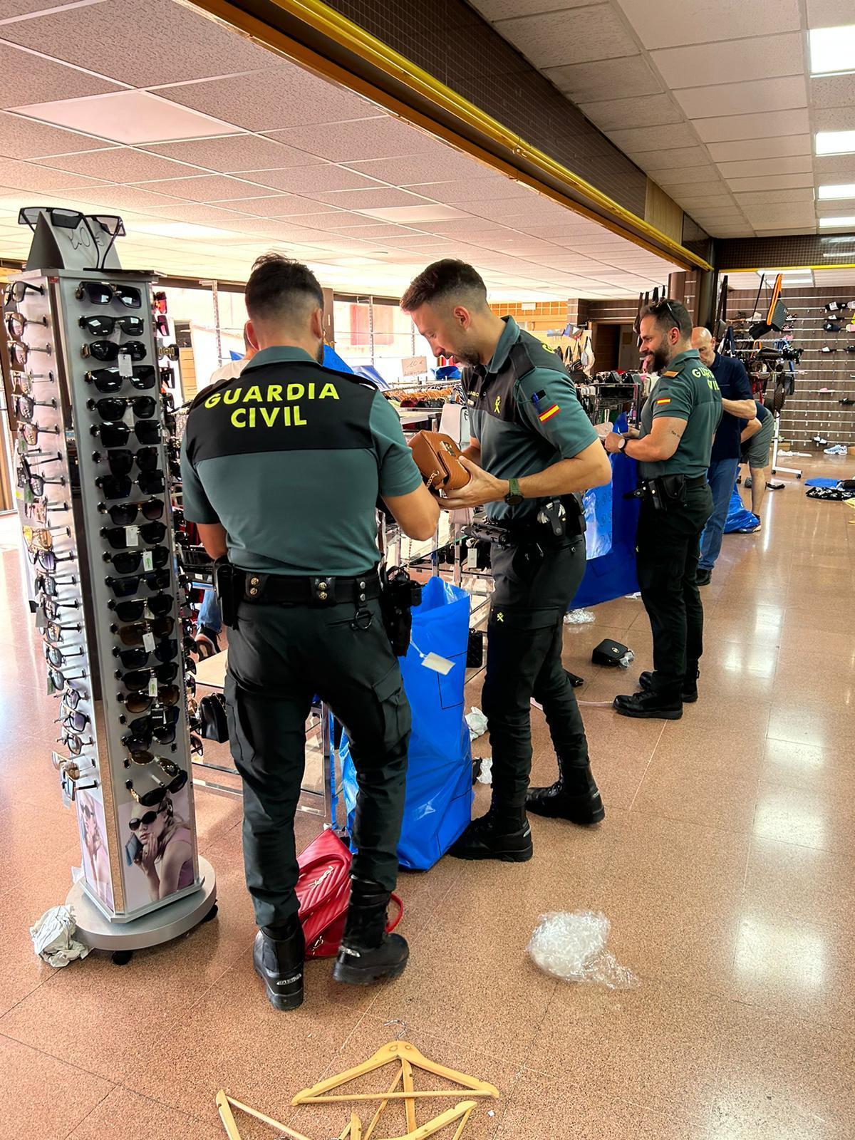Agents de la Guàrdia Civil inspeccoinant la botiga dels Límits