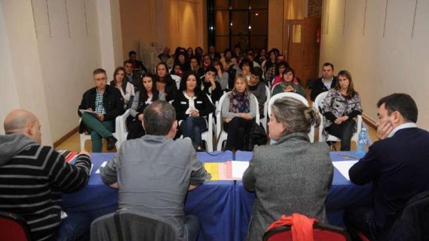 Asistentes al encuentro sobre la reforma educativa celebrado ayer en A Estrada.  // Bernabé/Javier Lalín