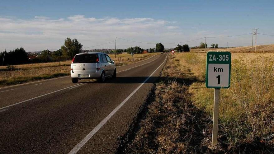 Carretera ZA-305 que enlaza con los accesos al polígono de Los Llanos.