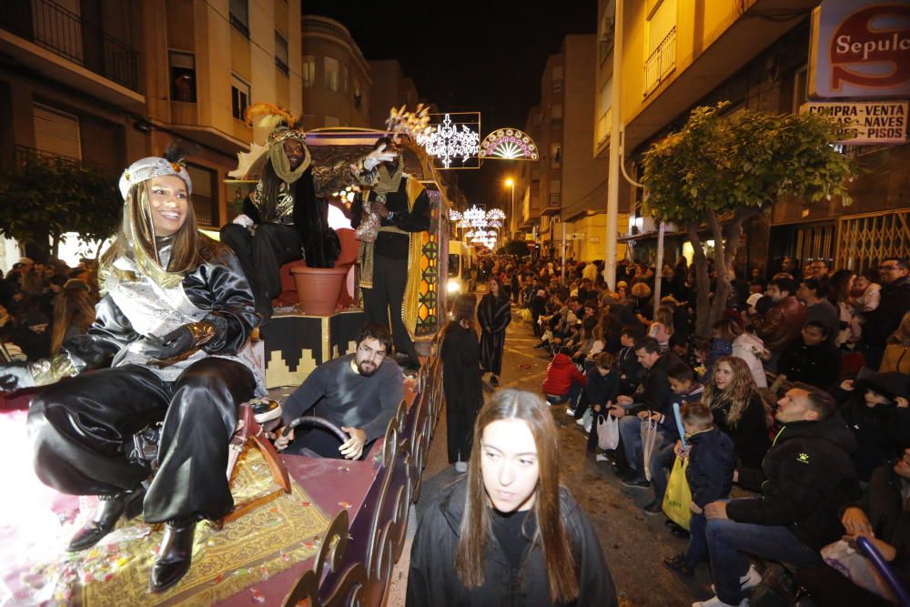 La cabalgata de los Reyes Magos en Elche ha recorrido el centro de la ciudad con 13 carrozas y más de 600 personas