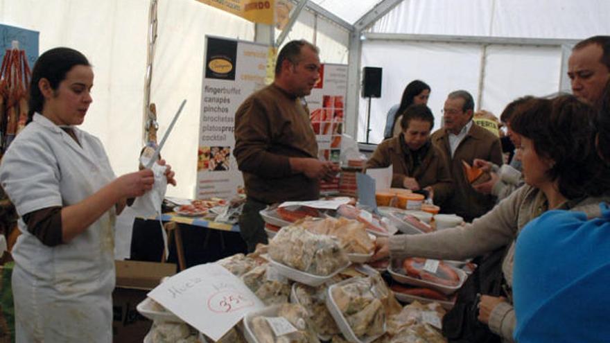 Diversos puestos ofrecieron productos cárnicos a los visitantes en Colmenar.