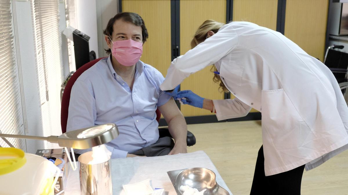 El presidente de la Junta de Castilla y León, Alfonso Fernández Mañueco, se vacuna de la gripe.