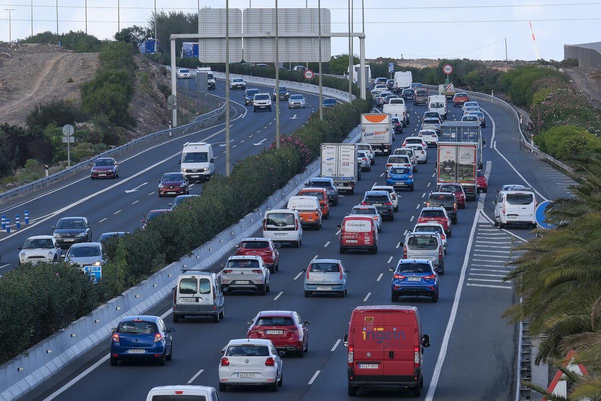 Colas de tráfico en una carretera de Gran Canaria.