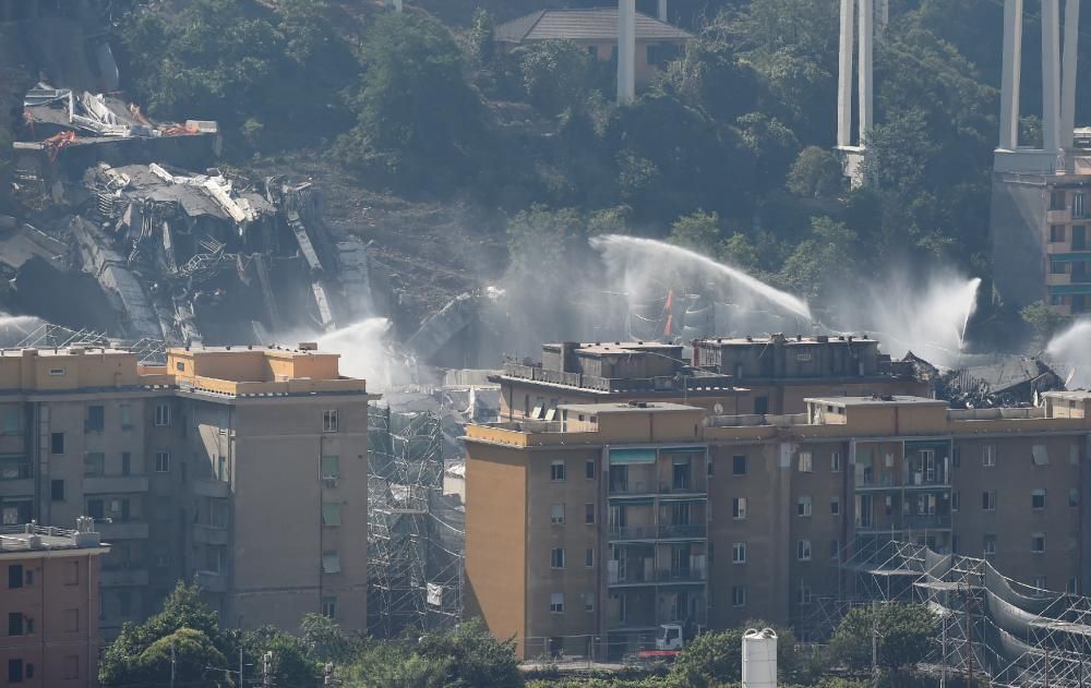 Una cadena d'explosions controlades destrueix el p