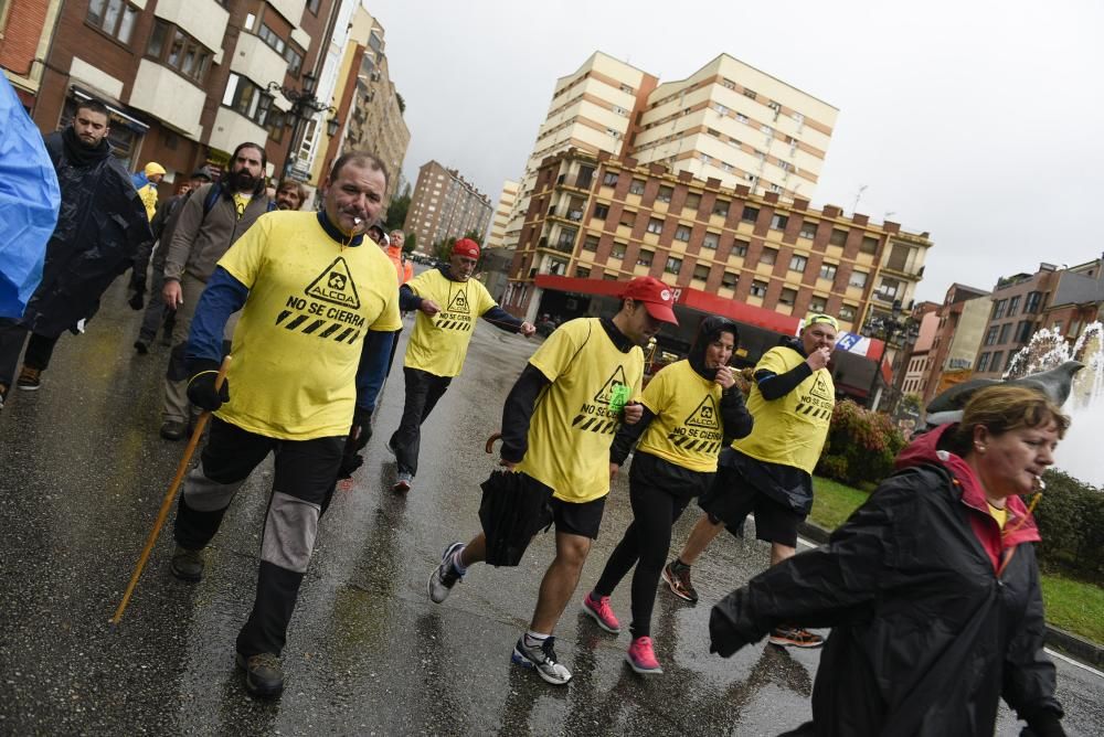 Marcha de trabajadores de Alcoa entre Avilés y Oviedo