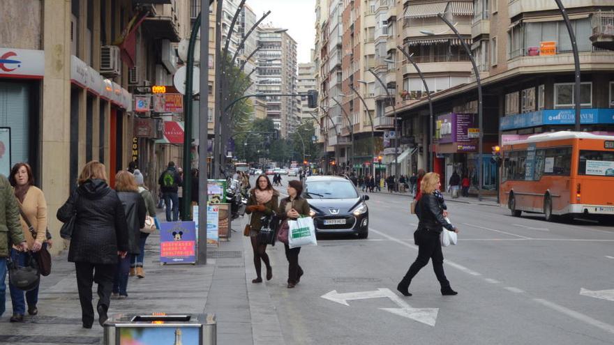 Personas cruzando por la Gran Vía de Murcia, que tiene cuatro carriles, sin hacerlo por pasos de cebra con semáforos.