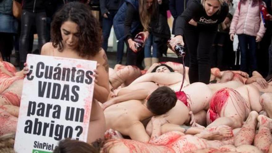 Protesta contra la indústria pelletera a Barcelona