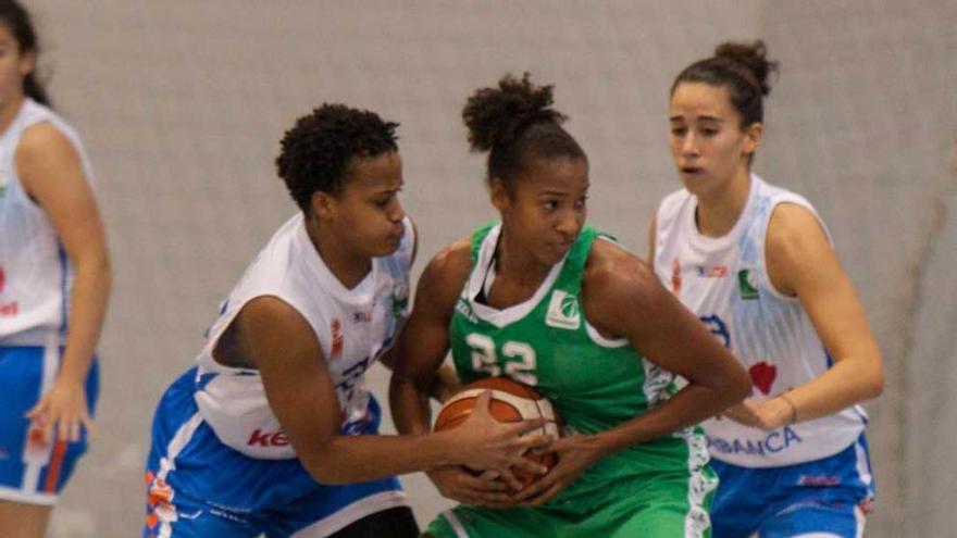 Mariah Nunes, con el balón, ante el Cortegada.