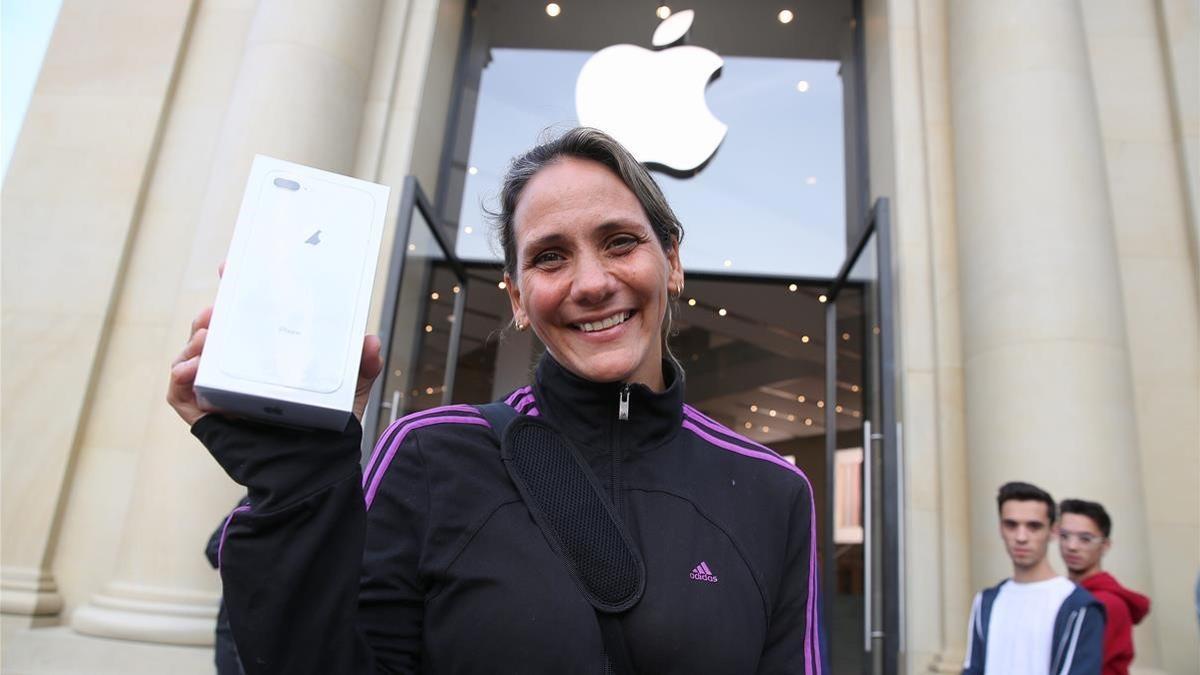 Nedy García, una de las primeras compradoras del iPhone 8 en Barcelona.