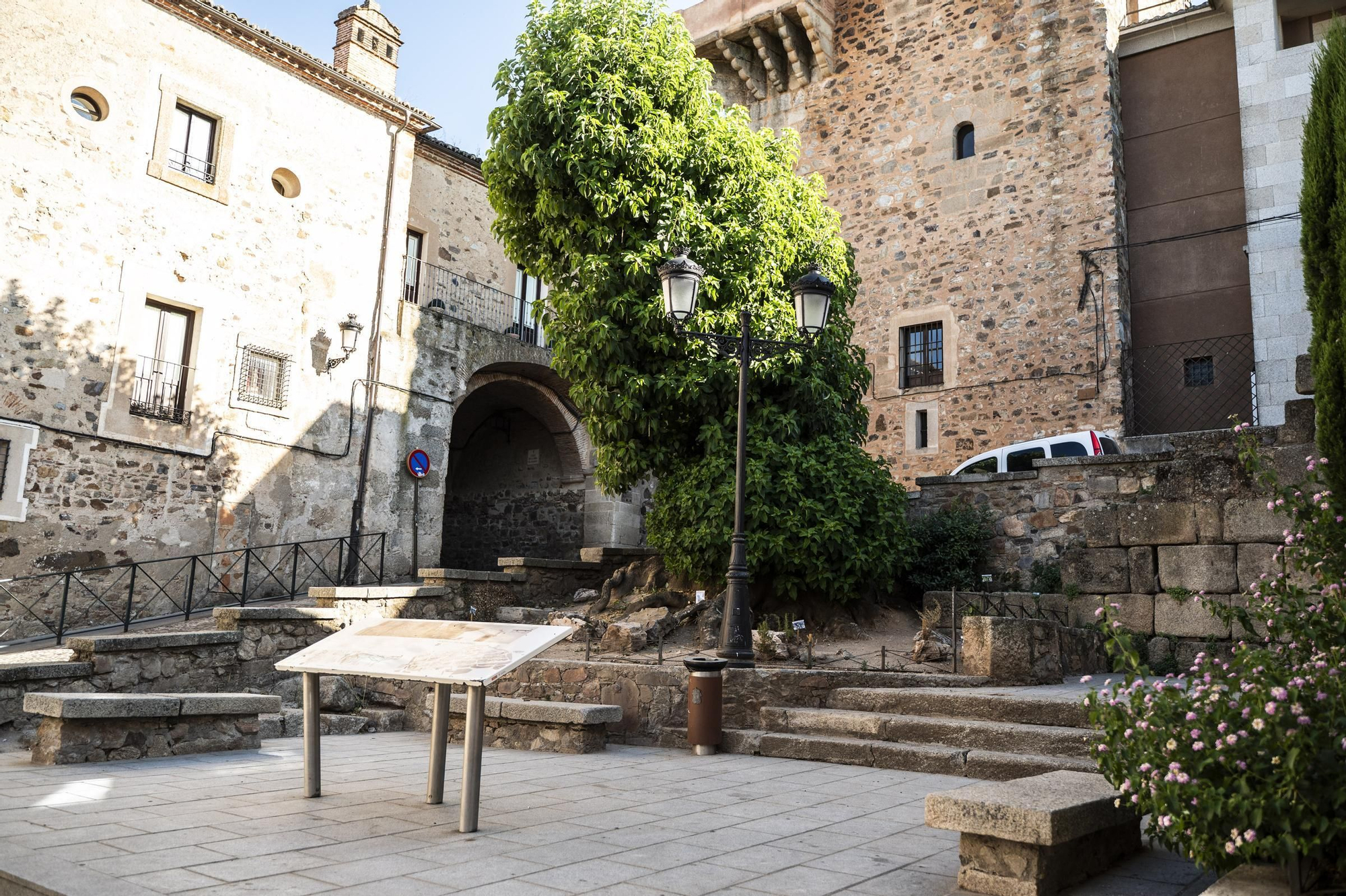 Galería | Primer paso para soterrar los cables de la parte oeste de Intramuros en Cáceres
