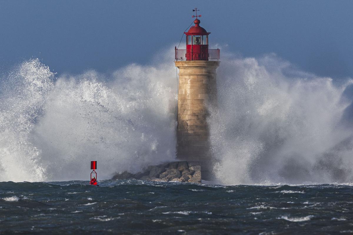 ANDRATX (MALLORCA), 12/02/2026.- El faro de Andratx (Mallorca) azotado por las olas. El viento del oeste mantiene este jueves en alerta naranja el litoral y casi todo el territorio interior de Baleares. EFE/CATI CLADERA