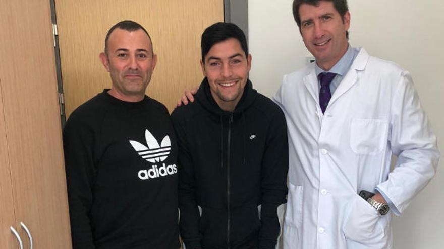 Lasso, junto al fisioterapeuta del Tenerife José Cristóbal Sanchidrián, en una visita al médico Daniel Cansino.