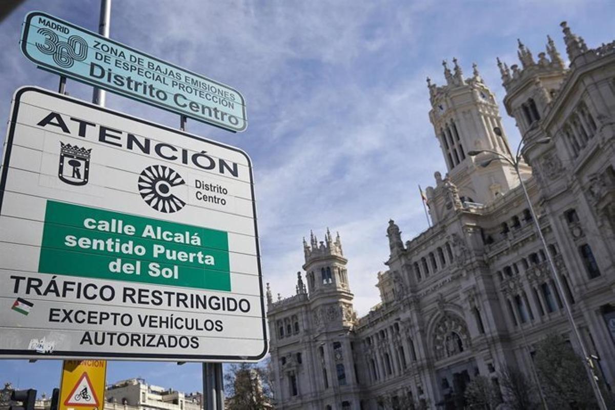 Cartel indicativo de una Zona de Bajas Emisiones con el Palacio de Cibeles de fondo.