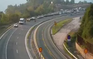 Peligro en el Huerna: decenas de conductores se detienen en plena autopista para ver el eclipse e incluso sacan sillas