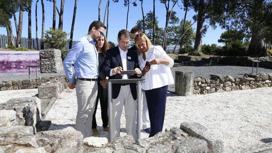 Abel Caballero y Carmela Silva, utilizando la aplicación junto a la concejal Iglesias y los creadores. // R. G.