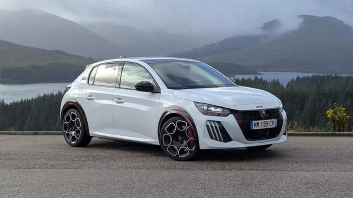 ¿Está el Peugeot E-208 GTi a la altura de sus míticas siglas?