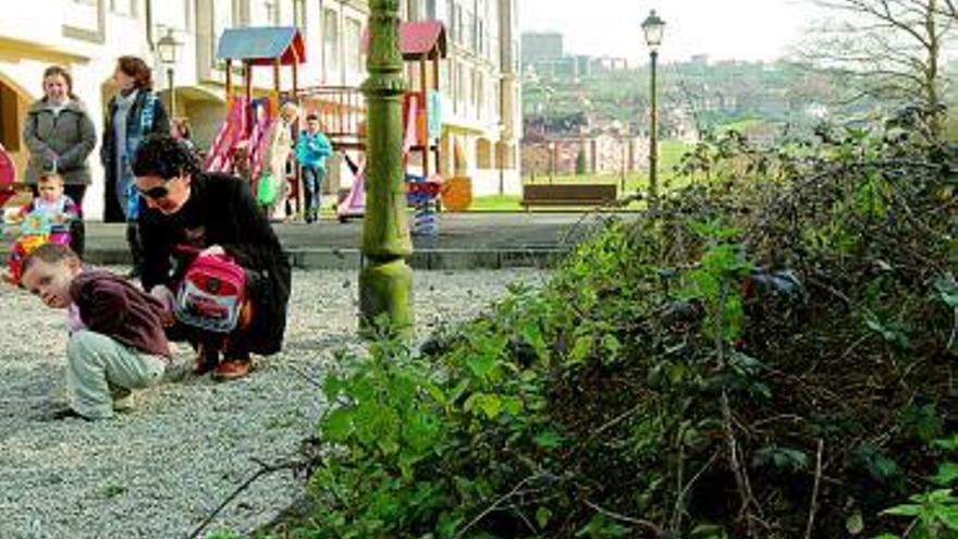 Parque infantil en la calle Coaña.