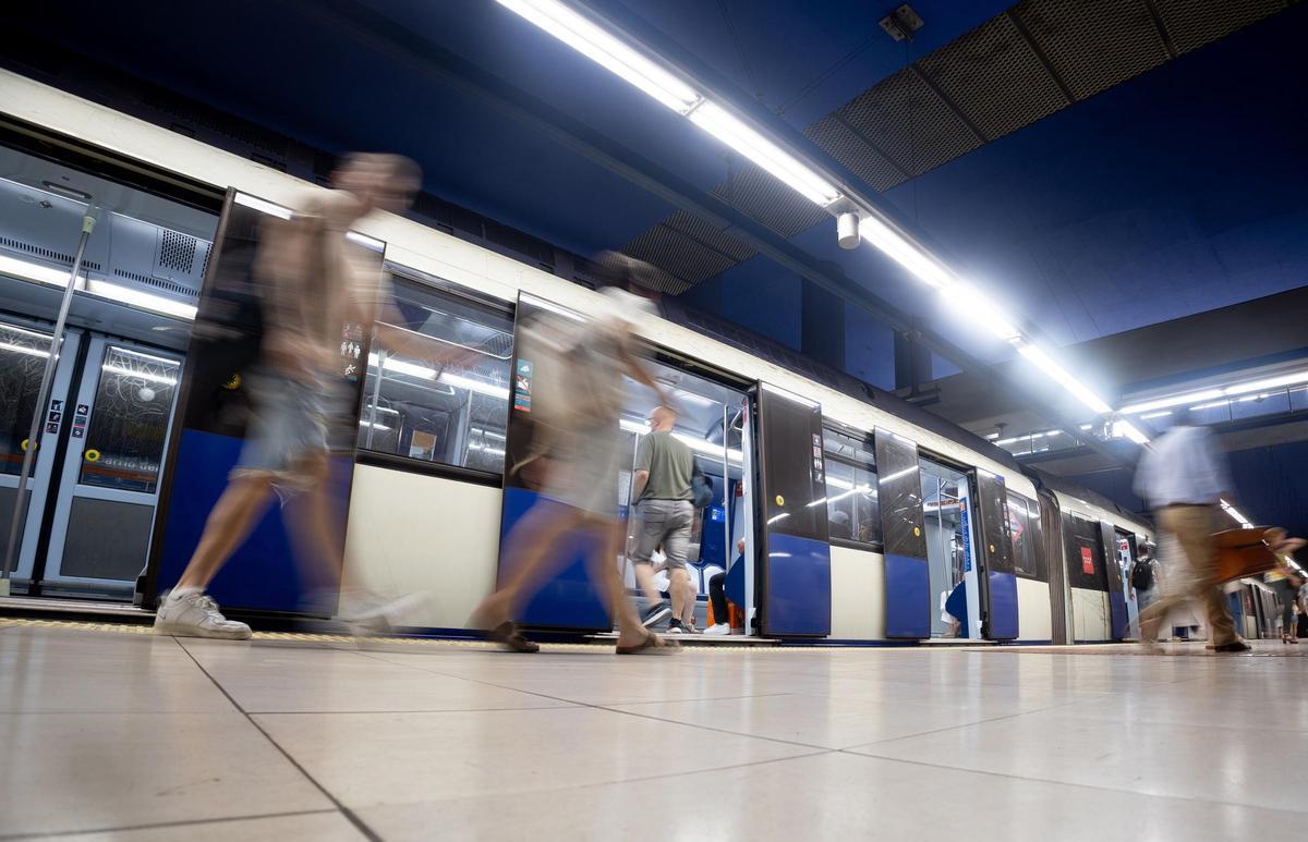 Archivo - Andén de la estación de Metro de Barrio del Puerto , a 8 de julio de 2024, en Coslada, Madrid (España).