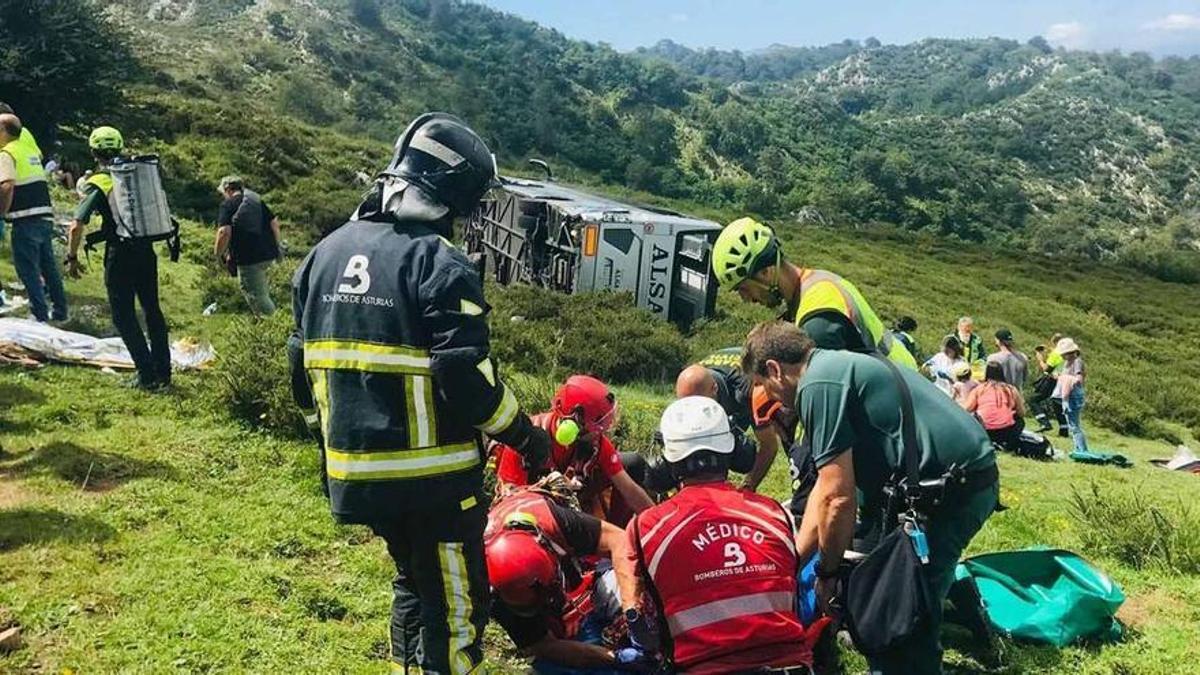 Bomberos y agentes atienden a los heridos.