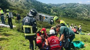 Bomberos y agentes atienden a los heridos.