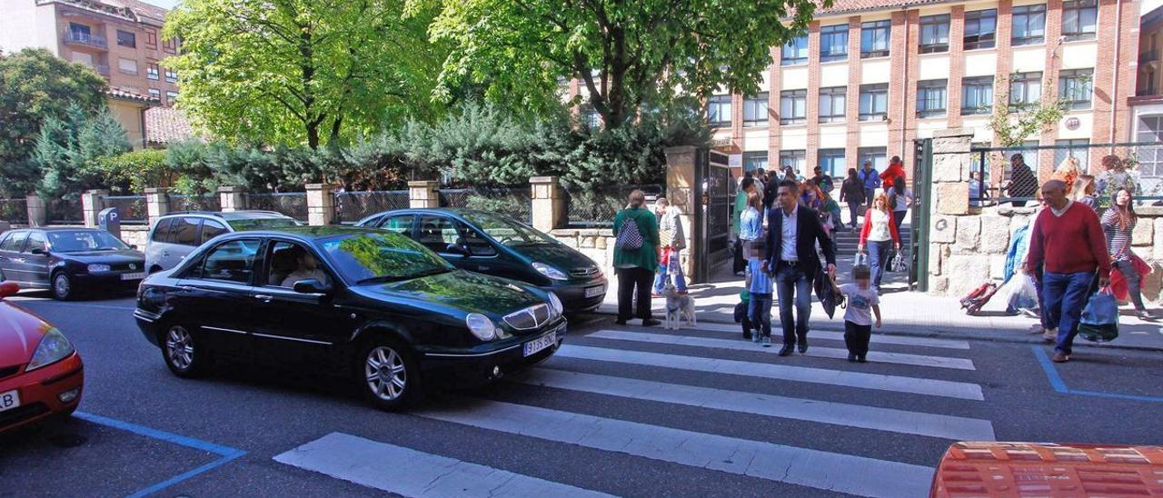 Tráfico a las puertas del CEIP Arias Gonzalo de Zamora.