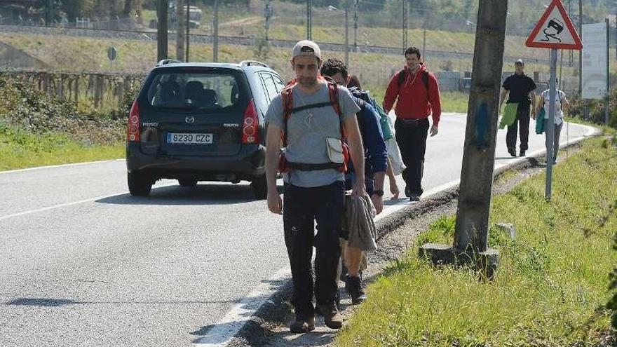 Peregrinos en la actual PO-225 en un tramo peligroso. // R. Vázquez