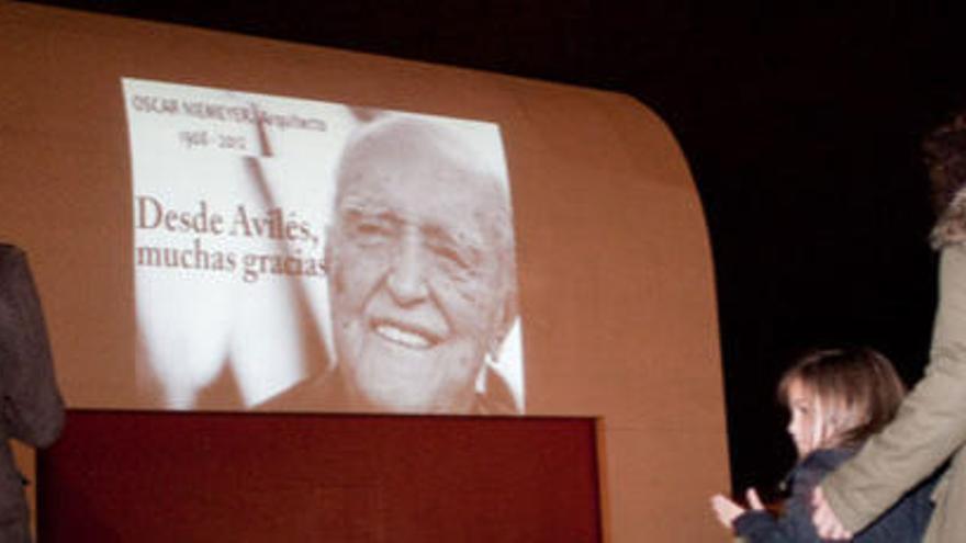 Avilés rinde &quot;un último acto de agradecimiento&quot; al arquitecto Oscar Niemeyer