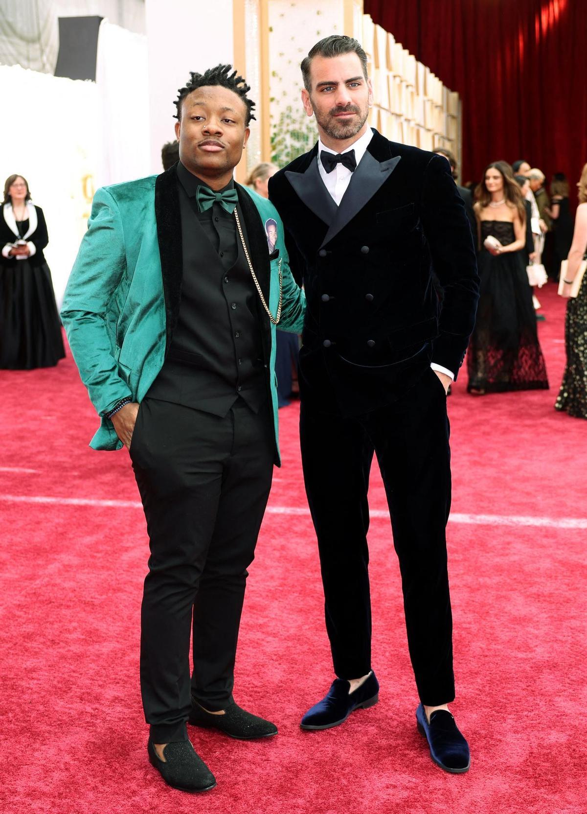 Matt Ogens y Nyle DiMarco, en la alfombra roja de los Oscars 2022.