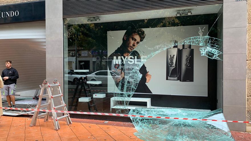 Revientan la persiana y el escaparate de una perfumería de Marvimundo de Murcia para entrar a robar