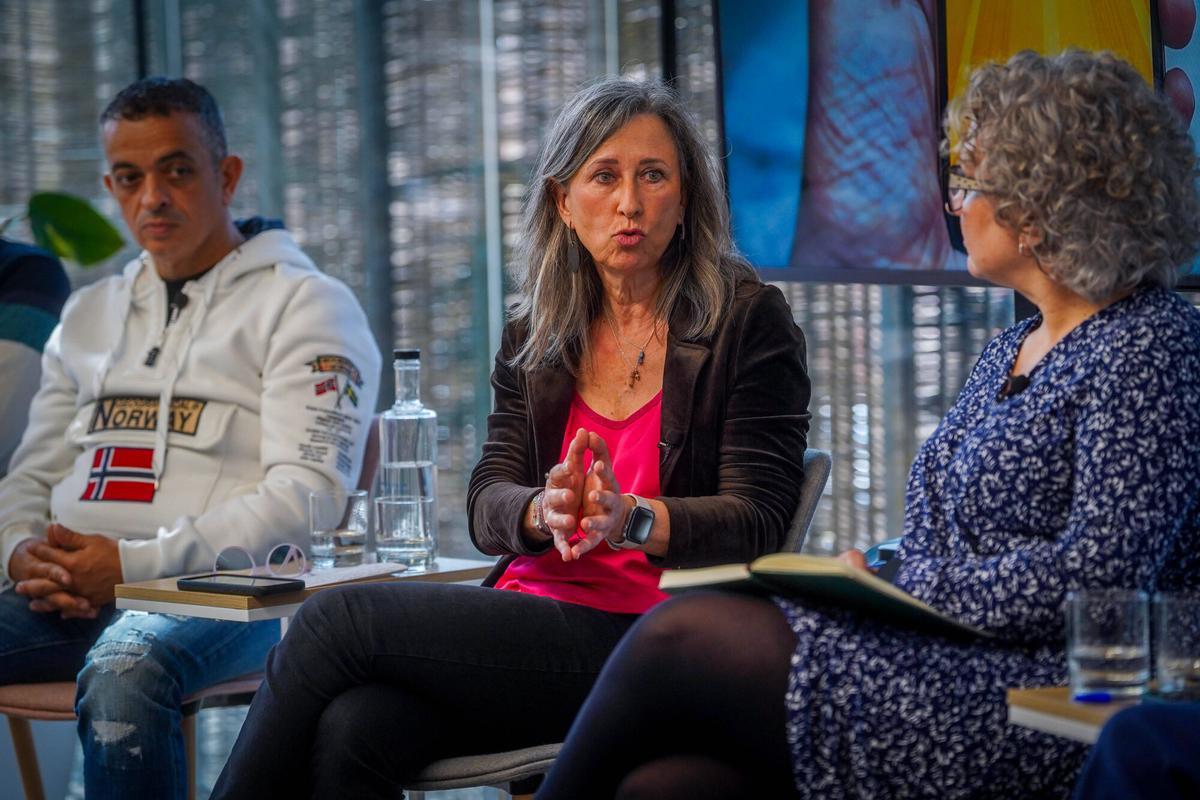 A la izquierda, Tito Álvarez, portavoz de Élite Taxi; Susi López,en el centro,directora general de Transports i Mobilitat de la Generalitat de Catalunya y Lídia Torres, a la derecha, directora de Serveis de Mobilitat del Ayuntamiento de Barcelona