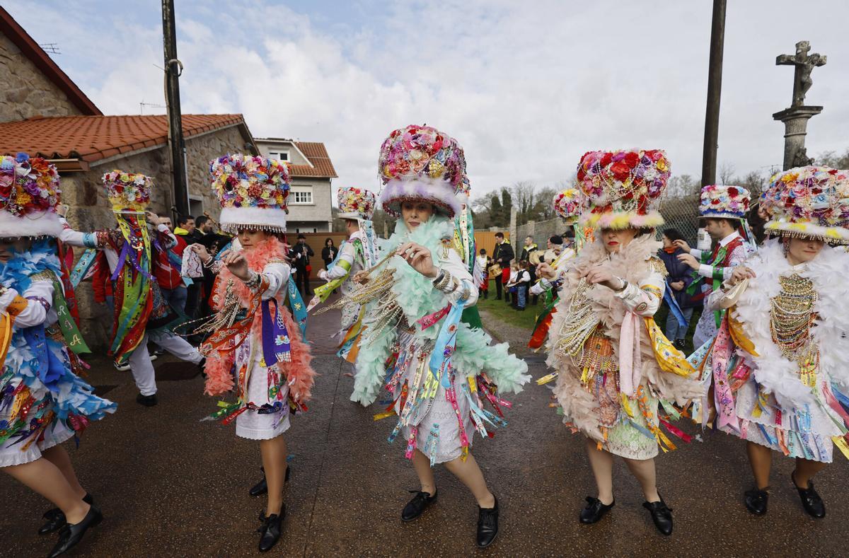 Madamas e Galáns salieron a la calle para promocionar el Entroido de Vilaboa
