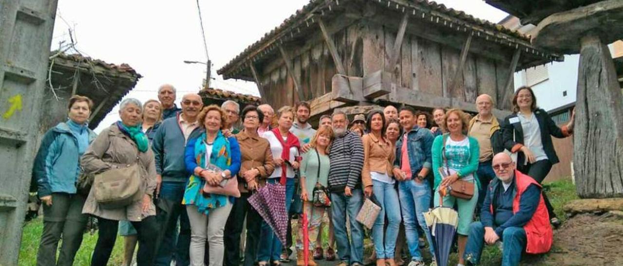 Uno de los grupos de la visita, junto a los hórreos de la plaza de Sietes.