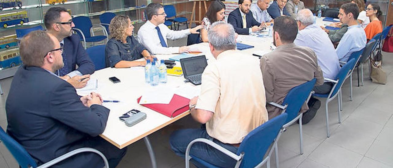 Reunión de los representantes del BEI con los responsables de Guaguas y el Ayuntamiento y técnicos, ayer.