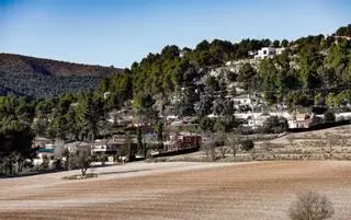 Los residentes extranjeros dejan las comarcas del interior y se mantienen en la costa